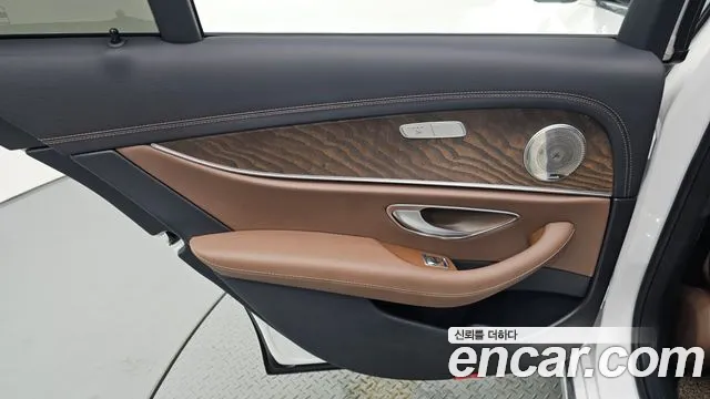 Mercedes-Benz E-Class — Фото автомобиля 22