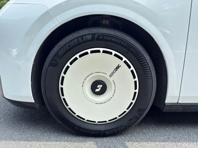 Li Auto MEGA — Фото автомобиля 27