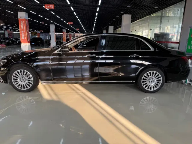 Mercedes-Benz E-Class — Фото автомобиля 3