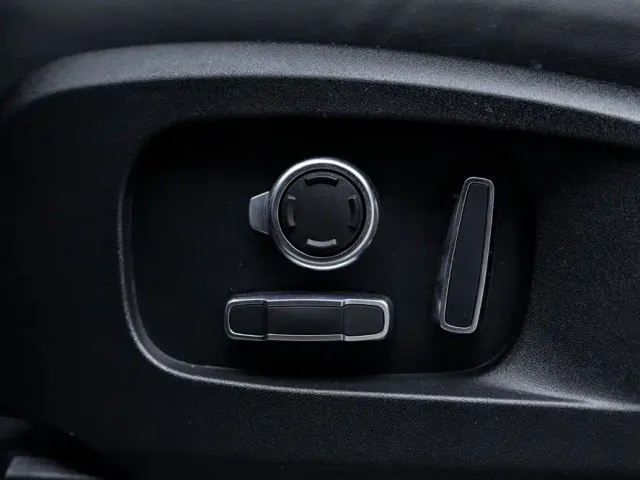 Land Rover Defender — Фото автомобиля 25