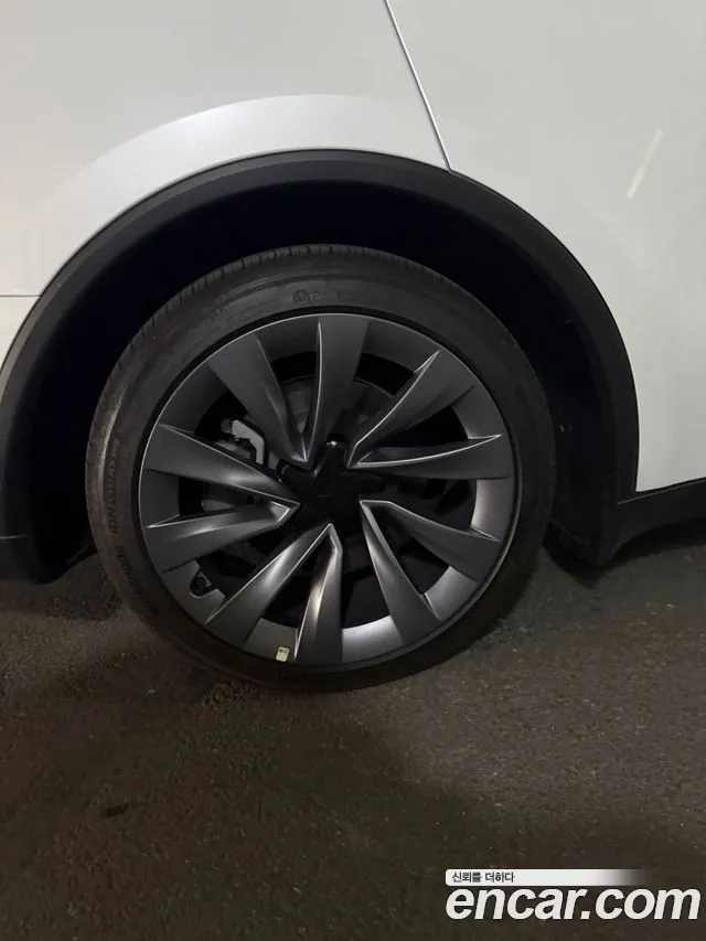 Tesla Model Y — Фото автомобиля 5