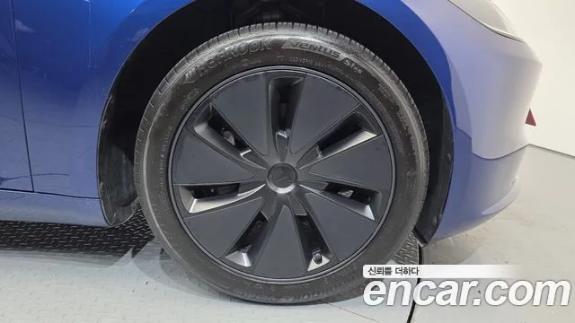 Tesla Model 3 — Фото автомобиля 5