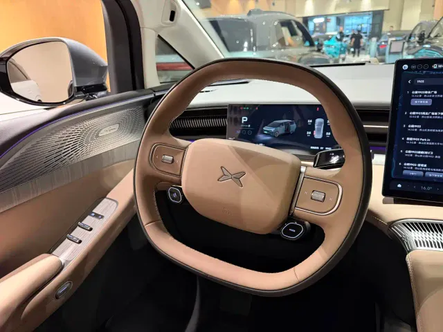 Xpeng X9 — Фото автомобиля 12