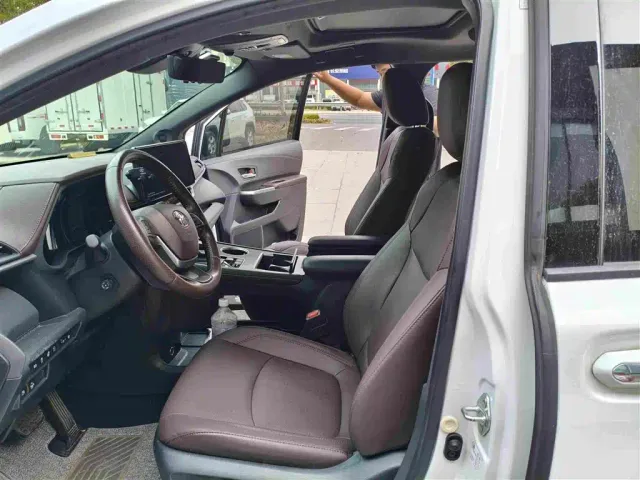 Toyota Sienna — Фото автомобиля 9