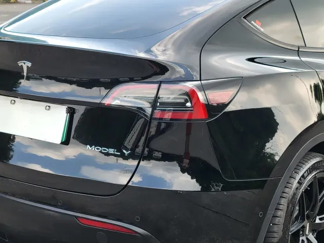 Tesla Model Y — Фото автомобиля 16