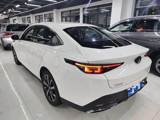 Changan Eado — Фото автомобиля 4
