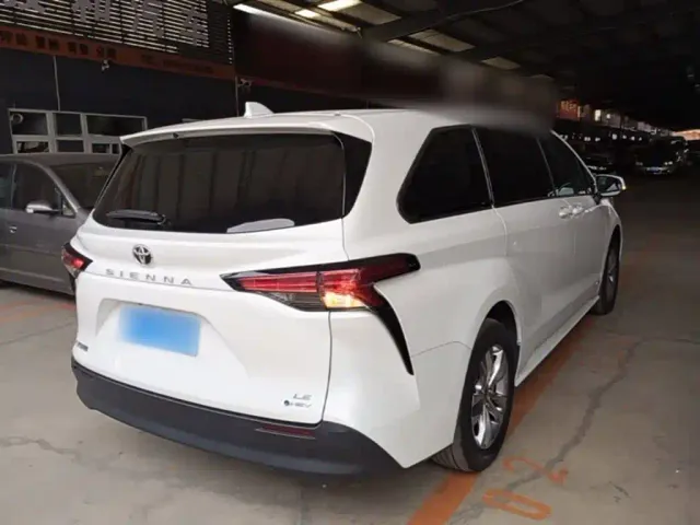 Toyota Sienna — Фото автомобиля 6