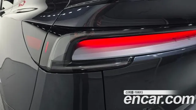 Tesla Model Y — Фото автомобиля 23
