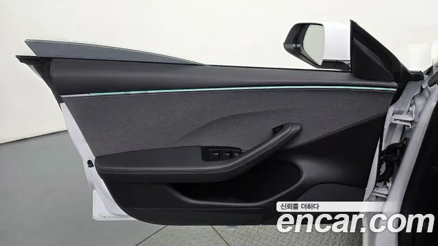 Tesla Model 3 — Фото автомобиля 24