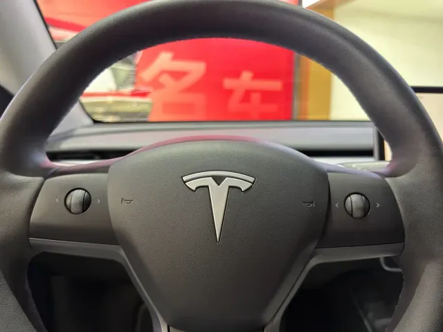 Tesla Model Y — Фото автомобиля 14