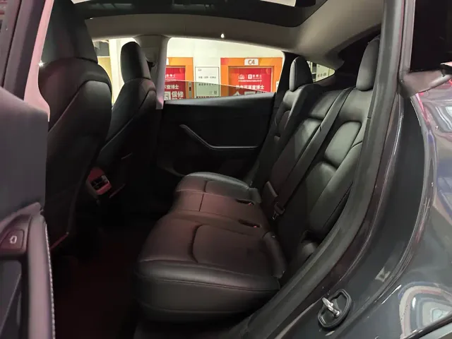 Tesla Model Y — Фото автомобиля 12