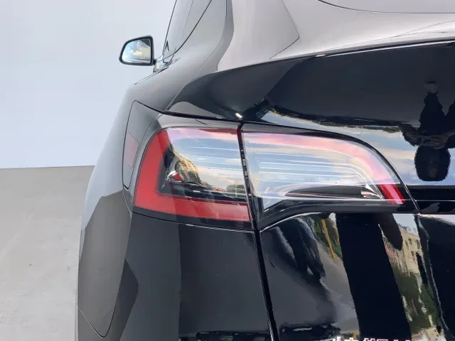 Tesla Model Y — Фото автомобиля 13