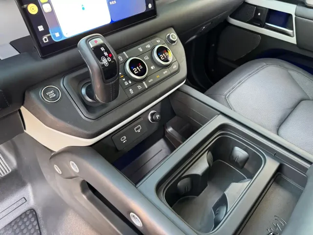 Land Rover Defender — Фото автомобиля 7
