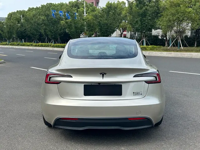 Tesla Model 3 — Фото автомобиля 4