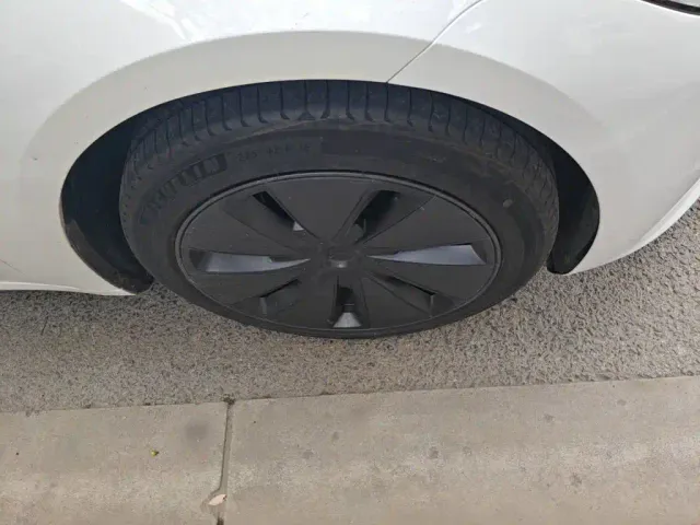Tesla Model 3 — Фото автомобиля 10
