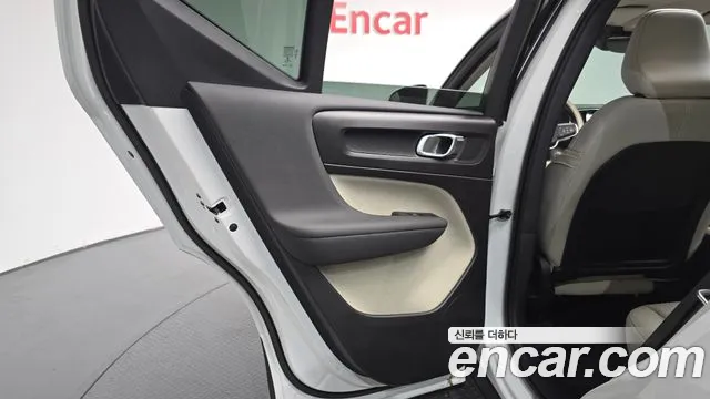 Вольво XC40 B4 Ultimate Bright — Фото автомобиля 23