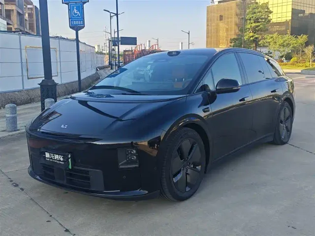 Фотография автомобиля — Li Auto i6