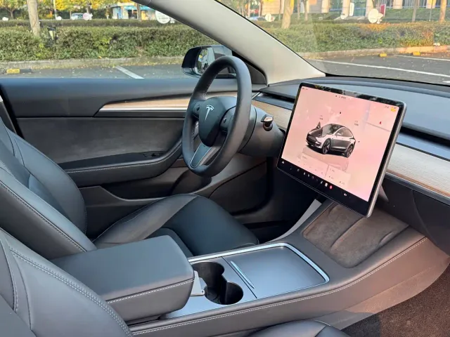 Tesla Model 3 — Фото автомобиля 5