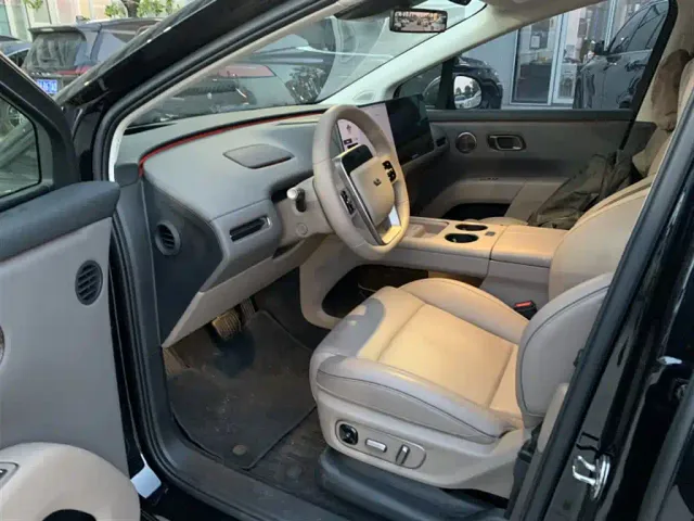 Li Auto i8 — Фото автомобиля 4