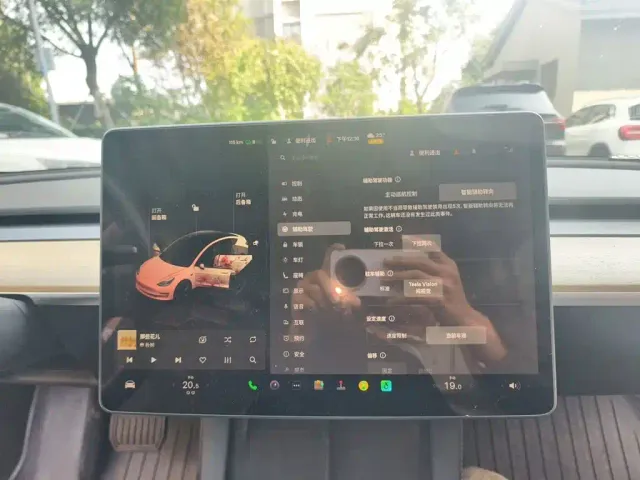 Tesla Model 3 — Фото автомобиля 20