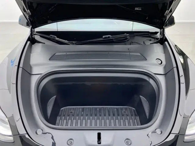 Tesla Model Y — Фото автомобиля 9