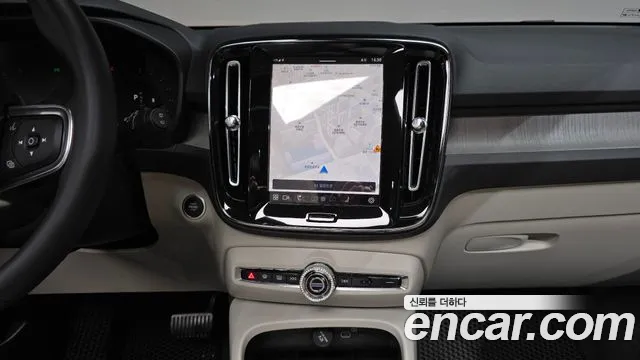 Volvo XC40 — Фото автомобиля 13