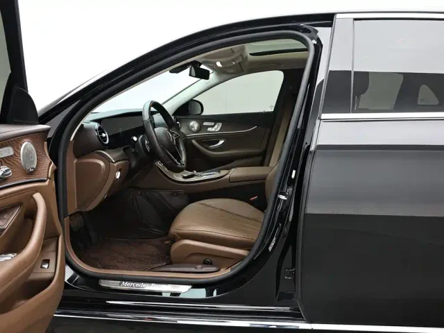 Mercedes-Benz E-Class — Фото автомобиля 10
