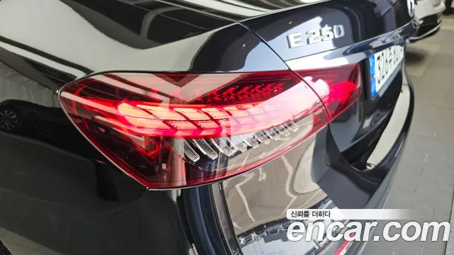 Mercedes-Benz E-Class — Фото автомобиля 21