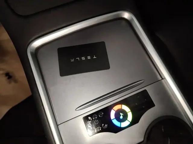 Tesla Model Y — Фото автомобиля 8