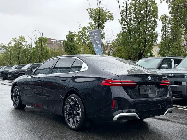 BMW 5 Series — Фото автомобиля 19