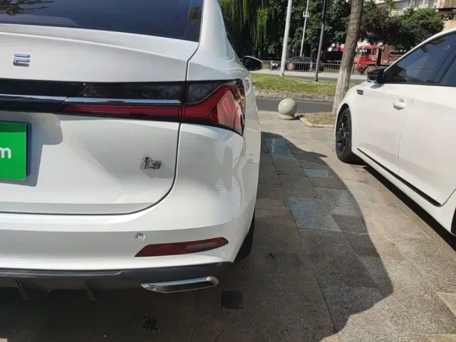 Roewe i5 — Фото автомобиля 7