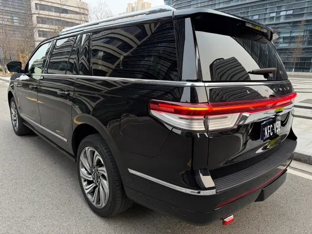 Lincoln Navigator — Фото автомобиля 8