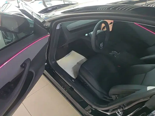 Tesla Model 3 — Фото автомобиля 15