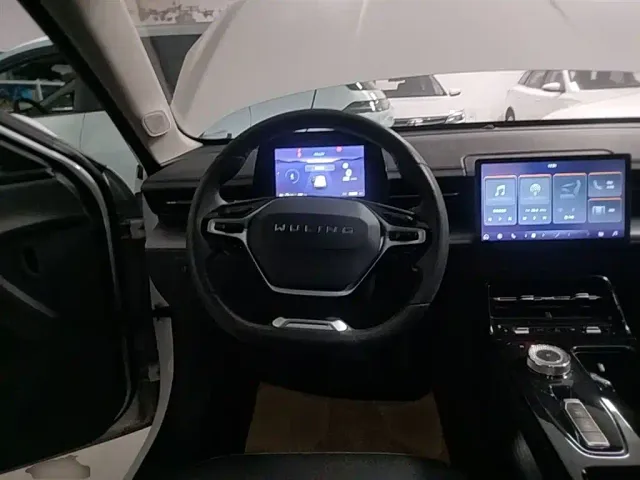 Wuling E5 — Фото автомобиля 10