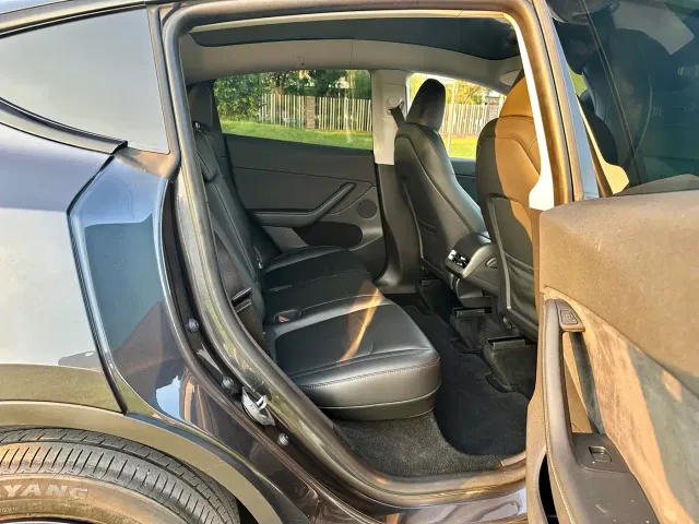 Tesla Model Y — Фото автомобиля 18