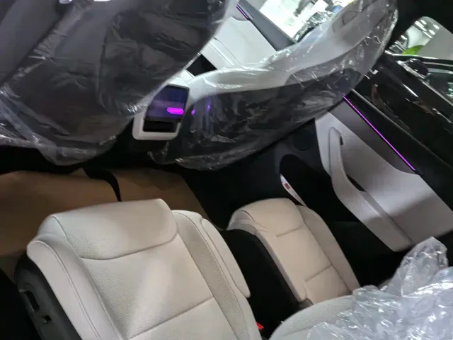 Tesla Model Y L — Фото автомобиля 7