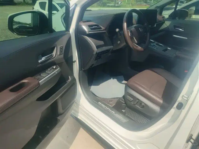 Toyota Sienna — Фото автомобиля 11