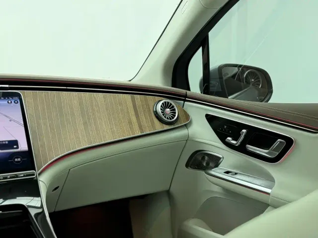 Mercedes-Benz EQE SUV — Фото автомобиля 16