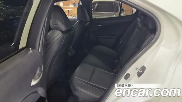 Lexus UX UX300h — Фото автомобиля 13