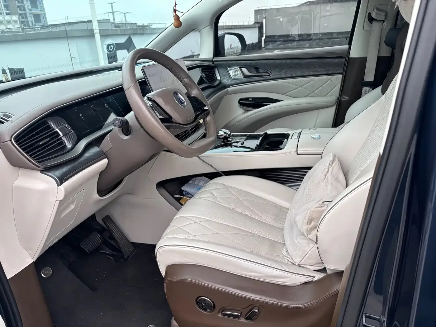 Denza Denza D9 2022 DM-i 1040 Premium — Фото автомобиля 9