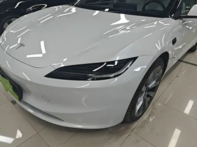 Tesla Model 3 — Фото автомобиля 23
