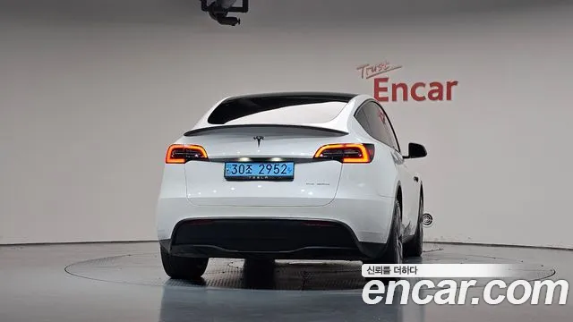 Tesla Model Y — Фото автомобиля 3