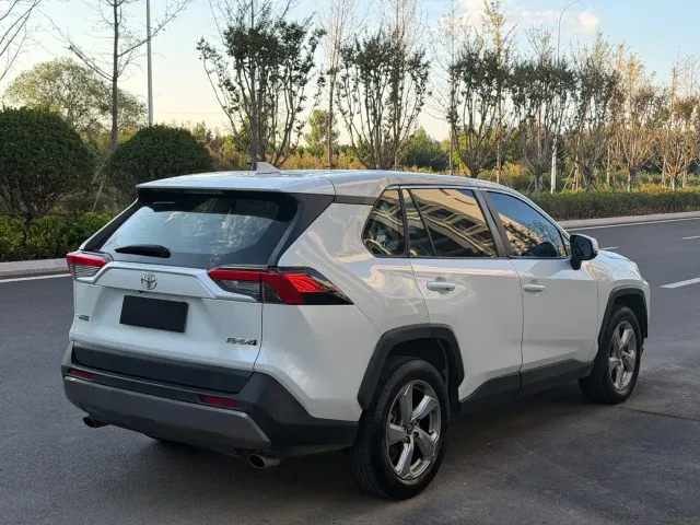 Toyota RAV4 — Фото автомобиля 8