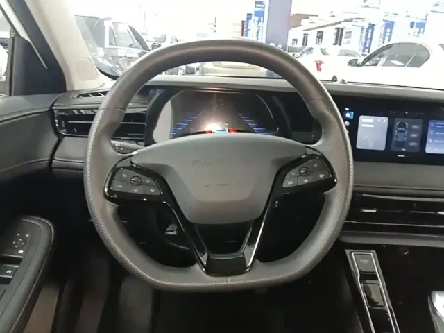 Roewe i5 — Фото автомобиля 10