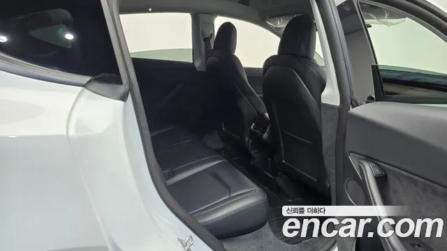Tesla Model Y — Фото автомобиля 17