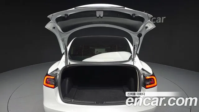 Tesla Model 3 — Фото автомобиля 20