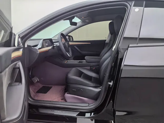 Tesla Model Y — Фото автомобиля 17