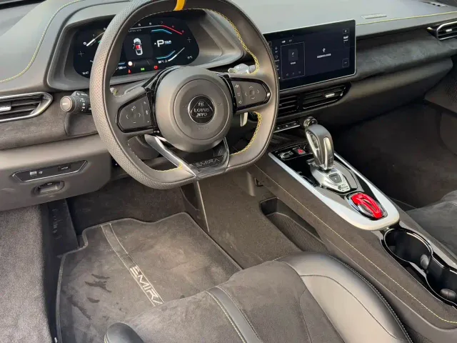 Lotus Emira — Фото автомобиля 5