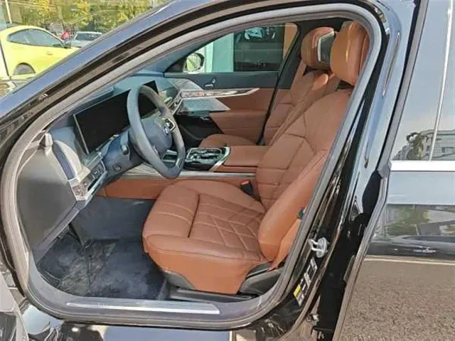 BMW i7 — Фото автомобиля 12