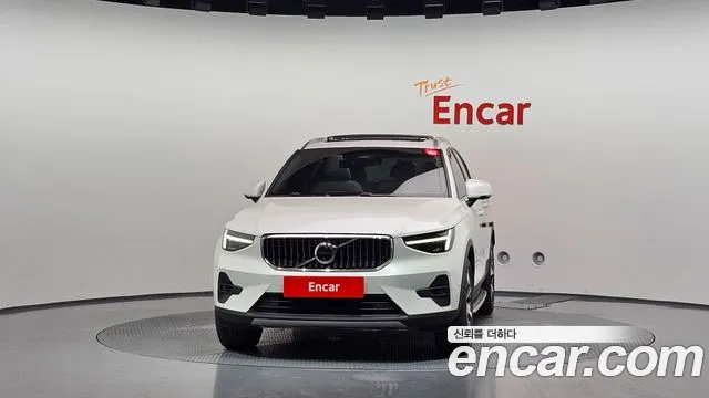 Volvo XC40 — Фото автомобиля 3